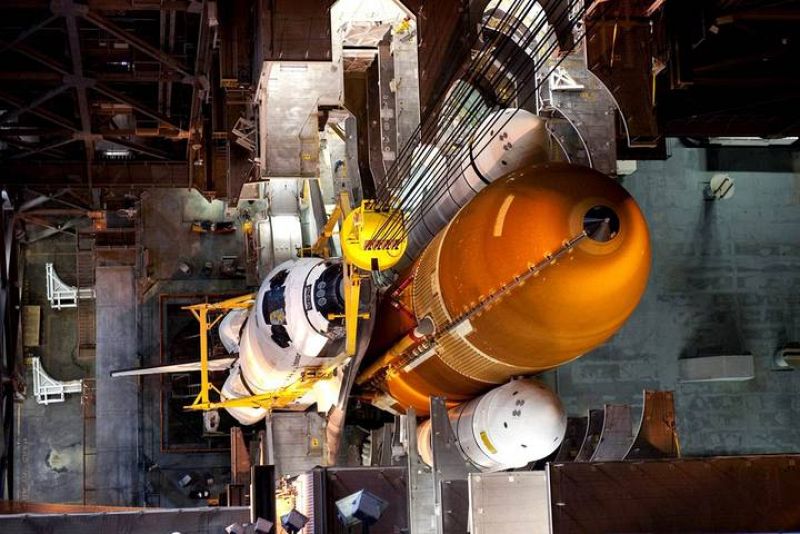 1 de marzo de 2011: El Endeavour a punto de ser enganchado al tanque de combustible para su última misión