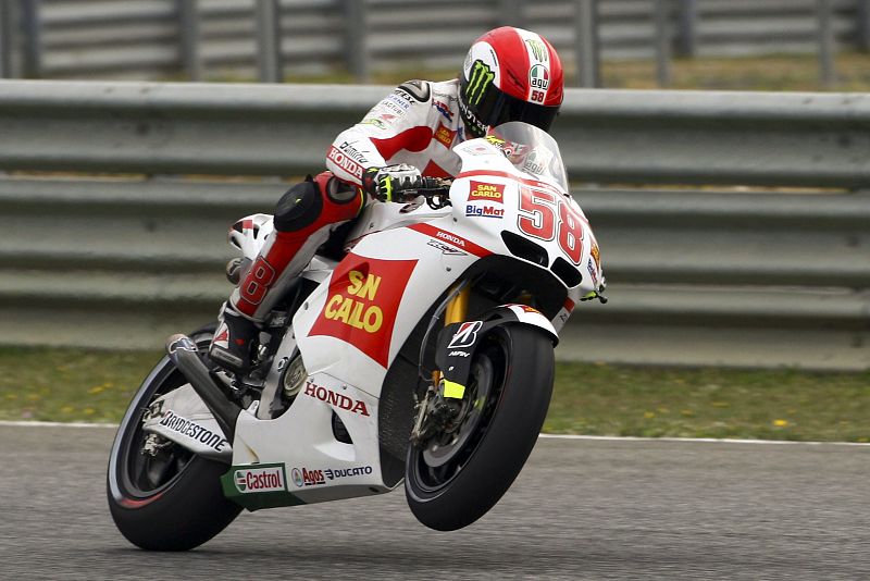 El piloto italiano Marco Simoncelli de San Carlo Honda Gresini participa en la sesión de entrenamientos libres de MotoGP en el circuito de Estoril en Portugal.