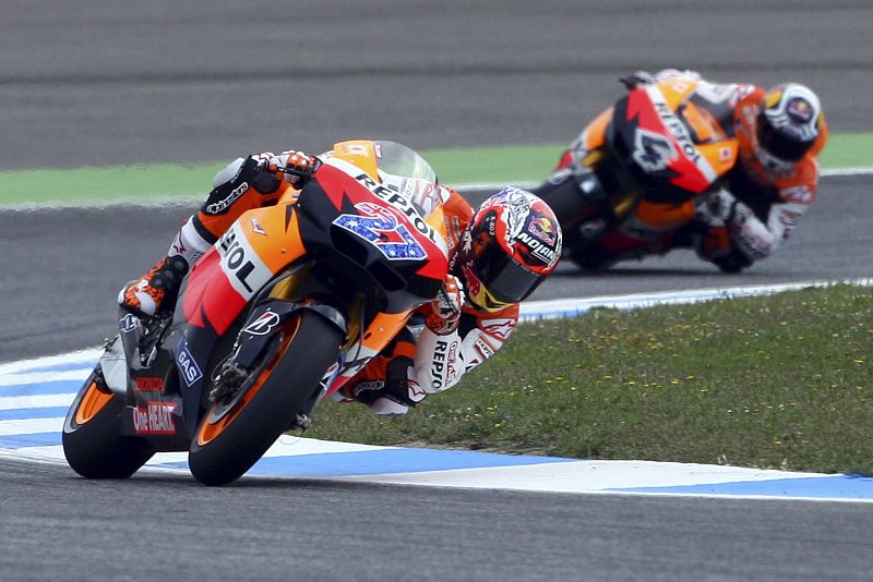 Dovicioso y su compañero de Repsol el australiano Casey Stoner participan en la sesión de entrenamientos.