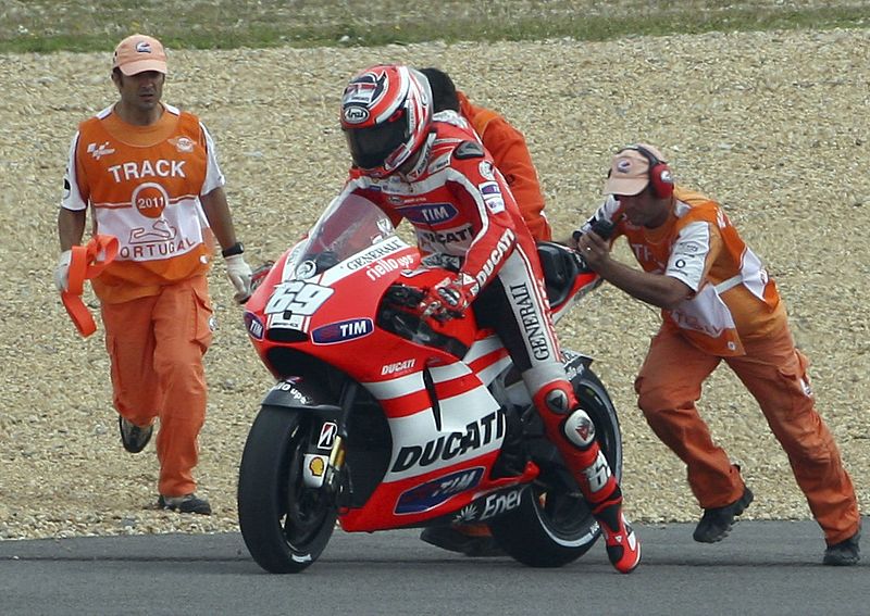 Hayden participa en la sesión de entrenamientos libres de MotoGP en el circuito de Estoril en PortugaL