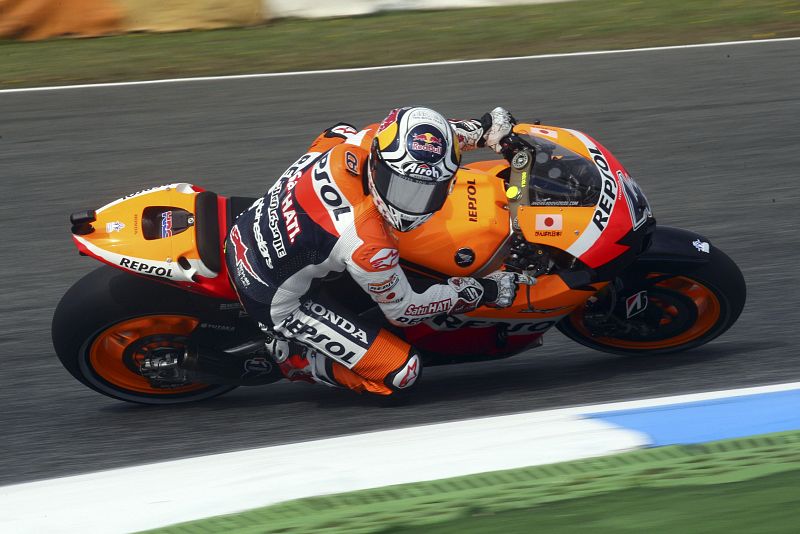 Andrea Dovicioso de Repsol participa en la sesión de entrenamientos libres.