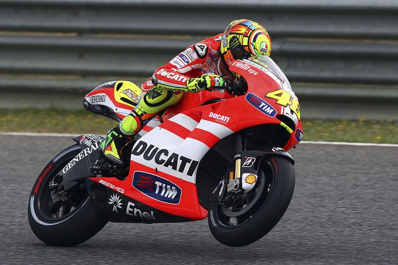 Rossi de Ducati en la sesión de entrenamientos libres de MotoGP en el circuito de Estoril.