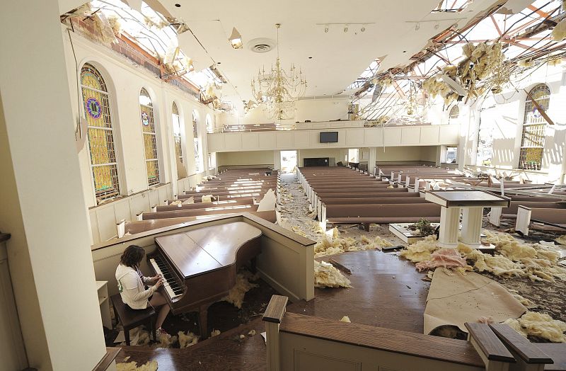 Imagen del interior de la Iglesia Baptista Alberta afectada por un tornado en Tuscaloosa