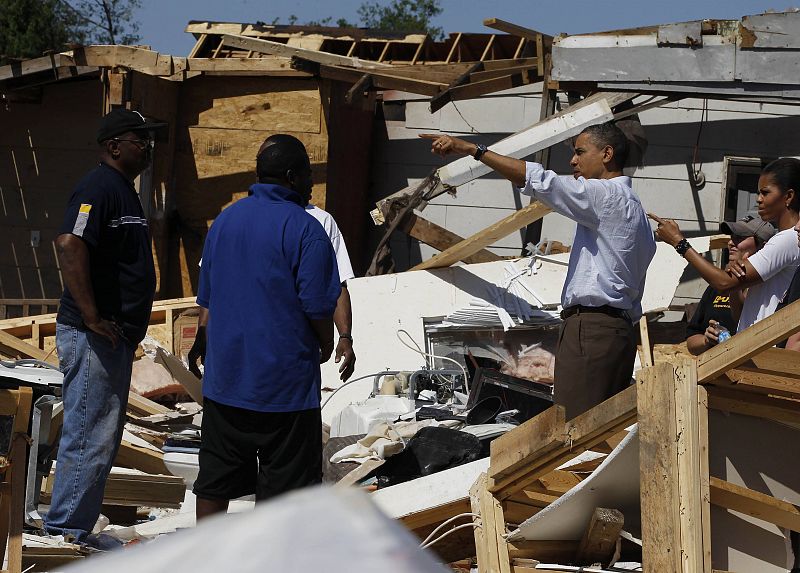 El presidente de Estados Unidos, Barack Obama, y su mujer, Michelle Obama, hablan con algunos de los damnificados en Tuscaloosa, Alabama