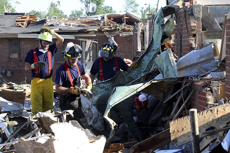 Un equipo de rescate trabaja entre los restos de casas destruidas en Tuscaloosa, Alabama