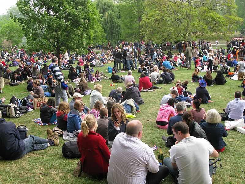 Todos los parques de Londres se han convertido en un mega pic-nic al sol de seguidores de la boda real.