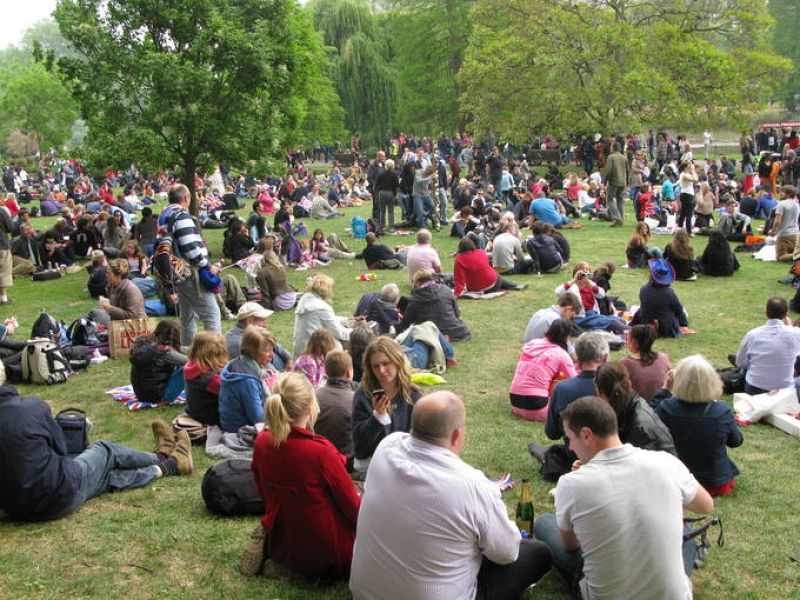  Todos los parques de Londres se han convertido en un mega pic-nic al sol de seguidores de la boda real.