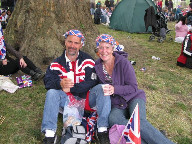  El buen tiempo ha animado a muchos a improvisar el almuerzo en los parques. 