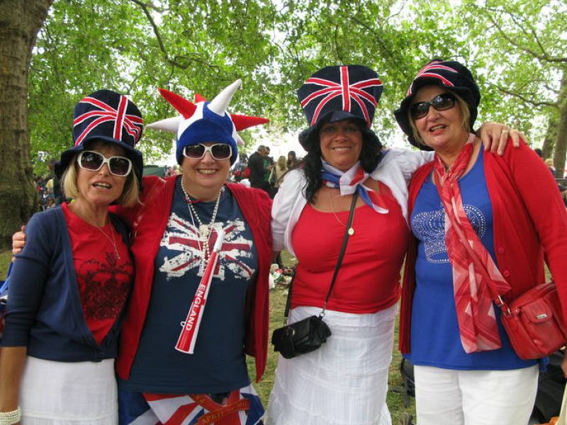  Gorros, pañuelos y camisetas rojiblancas y azules han sido los complementos indispensables en las calles de Londres. 