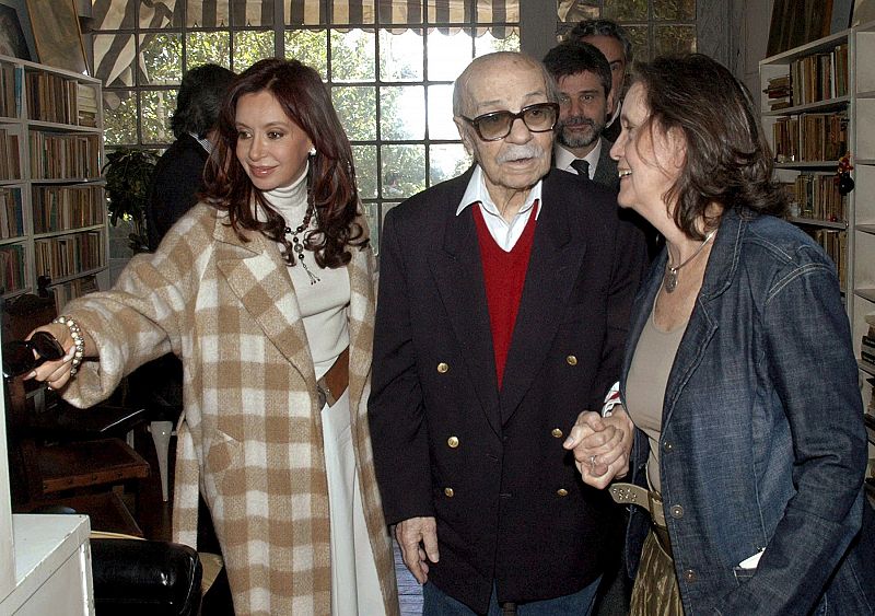 File photo of Argentine writer Sabato walking, accompanied by Cristina Fernandez de Kirchner, in Buenos Aires