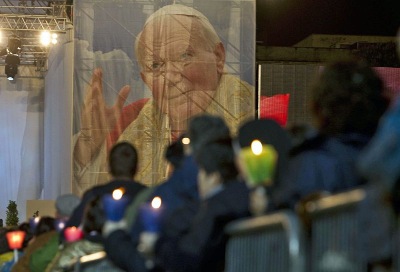 Fieles esperan en el centro de Roma durante la noche de vigilia previa a la beatificación del papa Juan Pablo II.