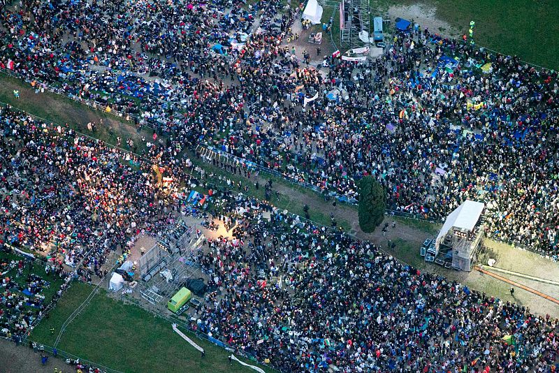 Según la Policía italiana, unas 200.000 personas se han reunido en Roma para conmemorar al papa Wojtyla.