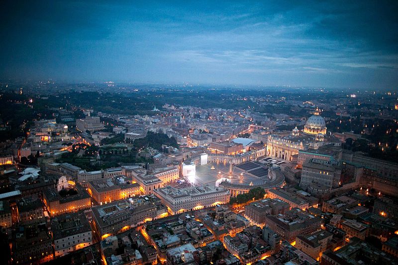 Vista aérea panorámica de los alrededores de la Plaza de San Pedro en Ciudad del Vaticano.