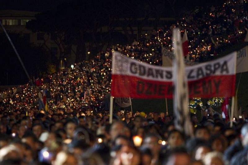 Miles de personas asisten en Roma a la vigilia de beatificación de Wojtyla