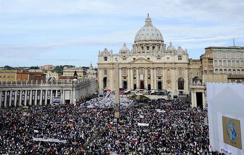 Un millón de personas llenan la plaza de San Pedro del Vaticano y las calles adyacentes para asistir a la proclamación como beato del papa Wojtyla.