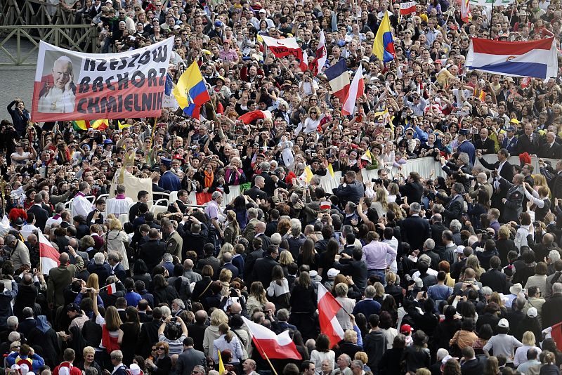 Benedicto XVI llega en el papamóvil a la ceremonia de beatificación de Juan Pablo II.