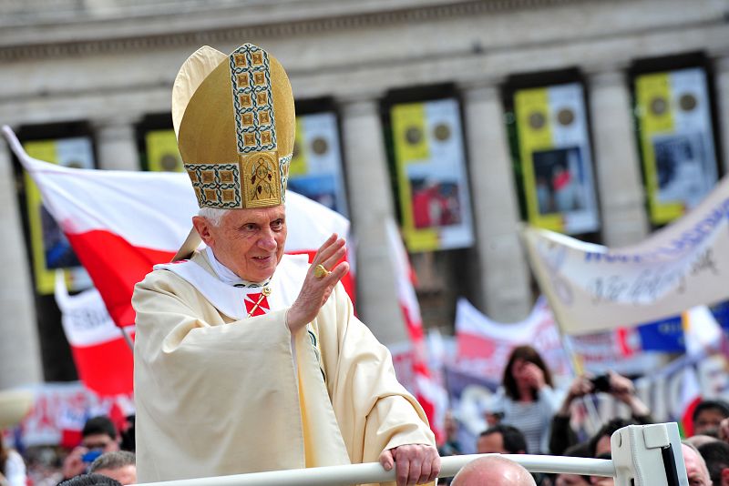 Benedicto XVI llega a la Plaza de San Pedro