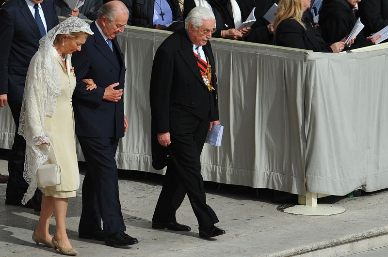 El rey Alberto II de Bélgica y la reina Paola, a su llegada a la plaza de San Pedro.