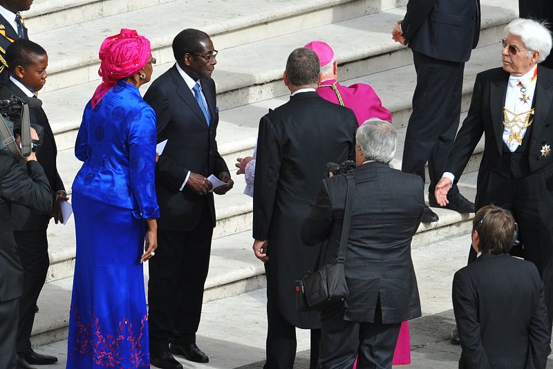 El presidente de Zimbabwe, Robert Mugabe, y su mujer Grace son recibidos minutos antes del inicio de la ceremonia.