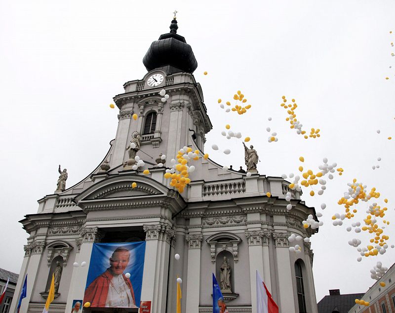 Globos sobrevuelan la basílica Santa María en Wadowice, Polonia, donde pende un tapiz con la misma imagen de Juan Pablo II que puede verse en el Vaticano.