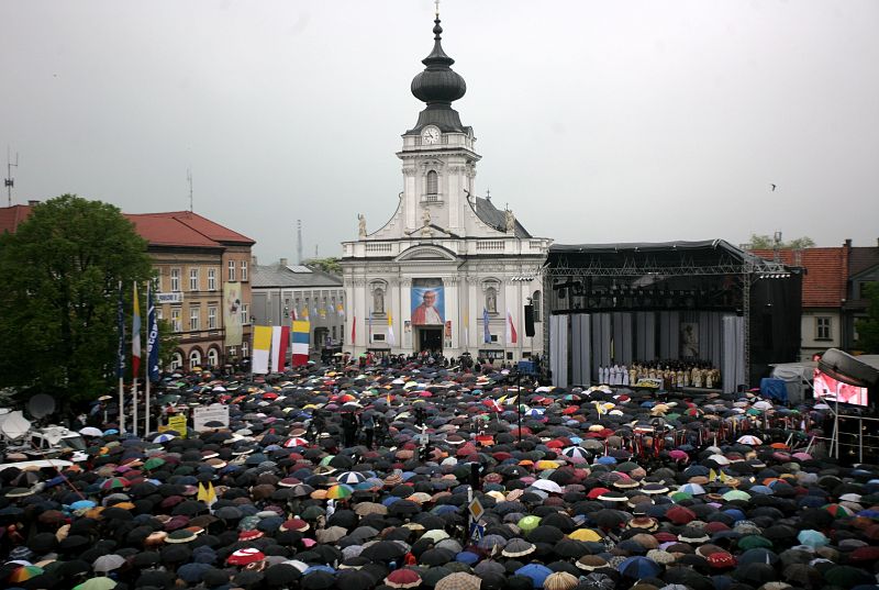 Miles de fieles llenan la plaza ante la basílica Santa María en Wadowice, Polonia.