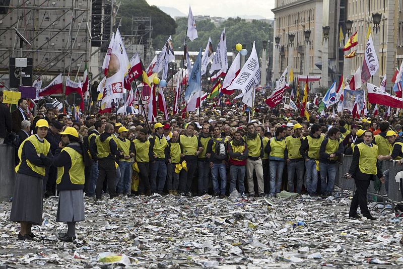 Voluntarios ayudan en el control de masas en la plaza de San Pedro, Ciudad del Vaticano.