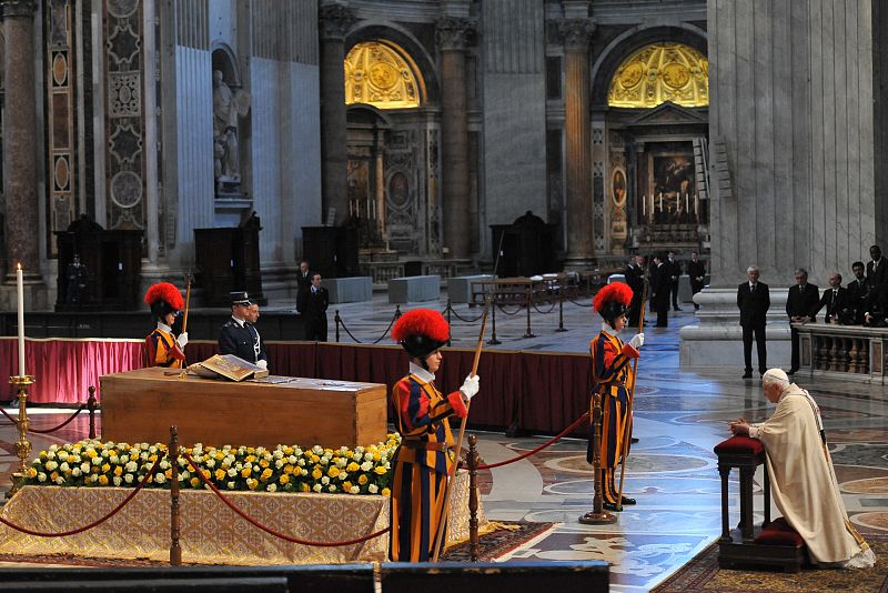 Benedicto XVI venera los restos del nuevo beato, situados frente al altar mayor de la Basílica de San Pedro