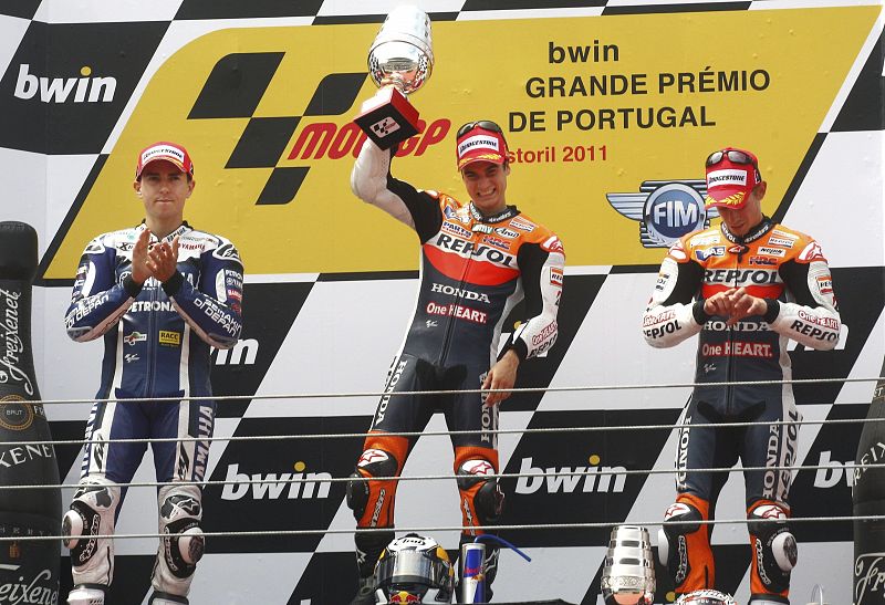 Pedrosa celebra en el podio la victoria conseguida en el Gran Premio de Portugal, junto al español de Yamaha, Jorge Lorenzo.