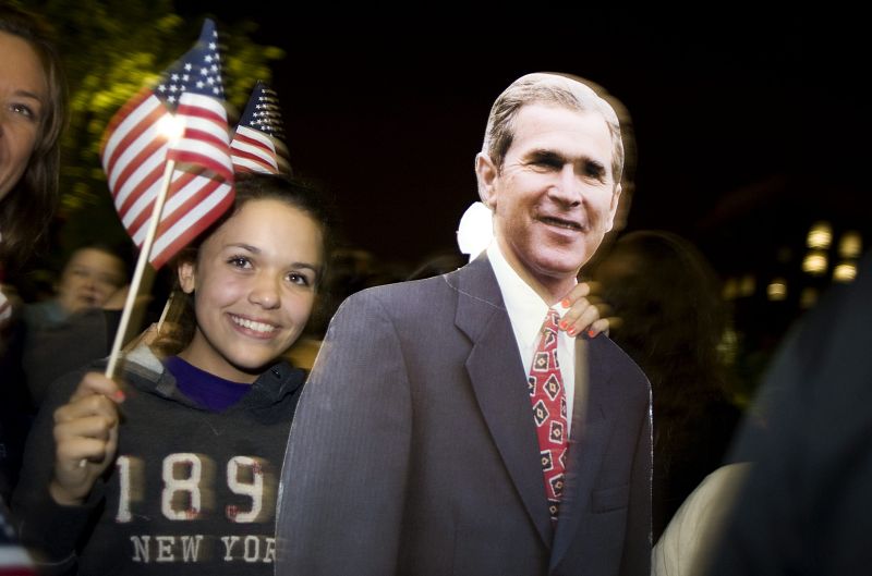 Manifestaciones de júbilo, gritos de "USA, USA", banderas estadounidenses y bocinas.