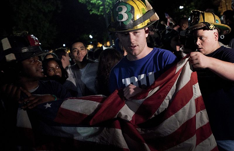 Cientos de personas se reúnen ante la Casa Blanca para celebrar la muerte de Osama Bin Laden en Washington, EEUU.