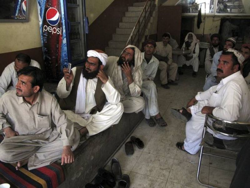 Paquistaníes siguen al tanto de las últimas informaciones en torno a la muerte de Osama Bin Laden, líder de la red terrorista Al Qaeda, en una cafetería en Quetta (Pakistán)