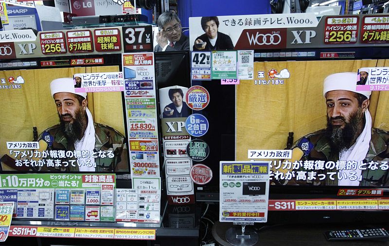 Una persona sigue por televisión las informaciones sobre la muerte de Bin Laden en una tienda de Tokyo.