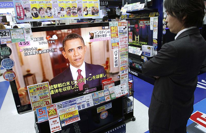 Un hombre sigue en Tokyo el anuncio del presidente de EE.UU, Barack Obama, sobre la muerte de Bin Laden.