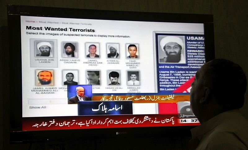 Paquistaníes ven las noticias sobre la muerte de Osama bin Laden en Peshawar.