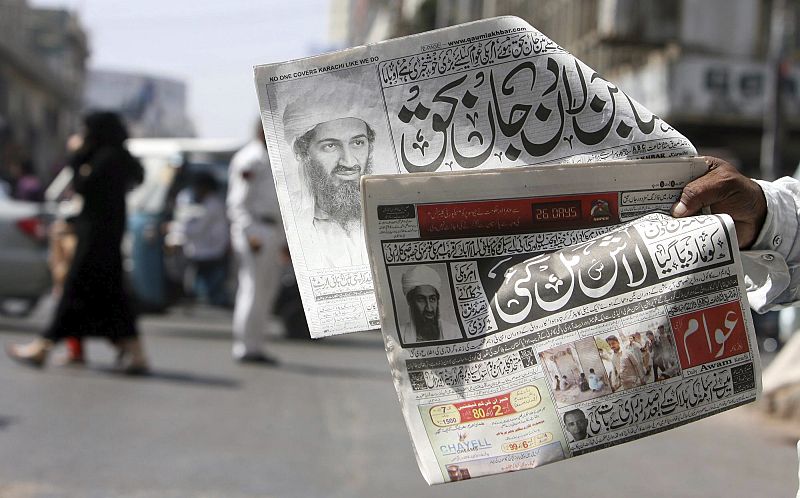 Un vendedor ofrece periódicos que publican en portada la muerte del líder de Al Qaeda, Osama bin Laden, en una calle de Karachi (Pakistán).