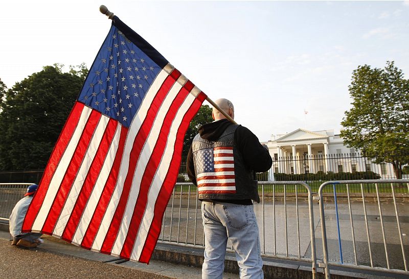 Tras una noche de celebración, esta mañana en Washington algunos permanecían ondeando la bandera de EE.UU.