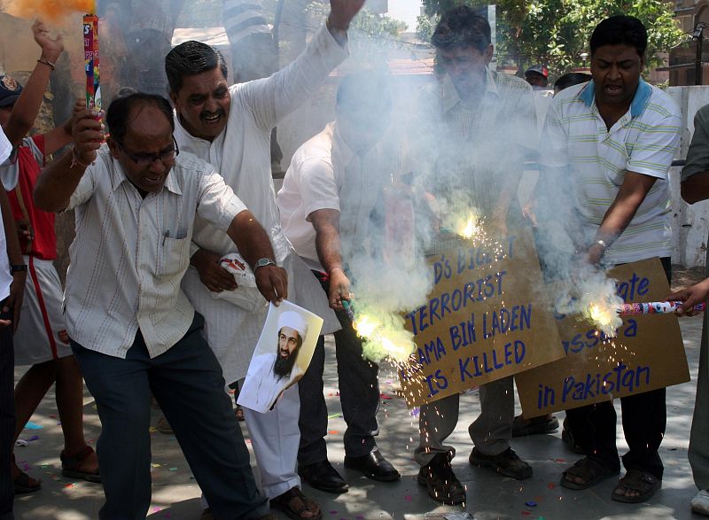 En la localidad india de Ahmedabad, varias personas han celebrado la muerte de Osama Bin Laden quemando su fotografía