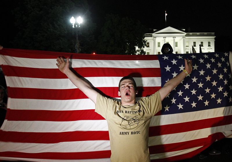 Un hombre celebra la muerte de Osama bin Laden en la puerta de la Casa Blanca, en Washington.