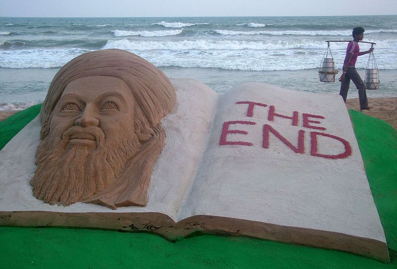 Un escultor ha realizado esta figura con arena de la playa mostrando la muerte, "el fin", de Bin Laden.
