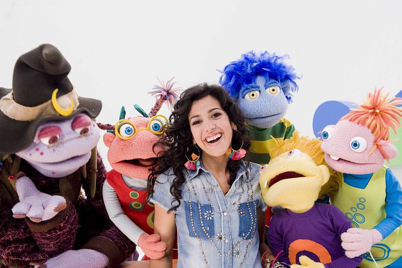 Lubina, Lupita, Lublú, Lucho y Lulila rodean a Lucía Pérez.