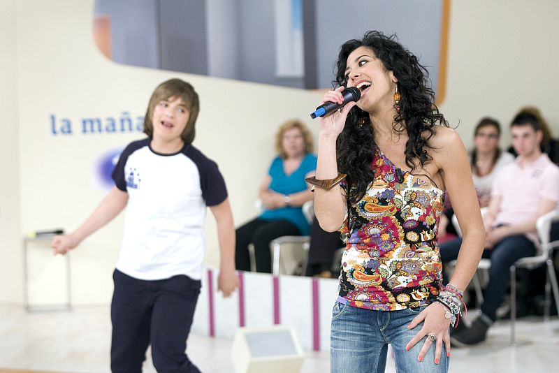 La candidata española en Eurovisión 2011 se encuentra también inmersa en la promoción de su nuevo álbum, "Cruzo los dedos".