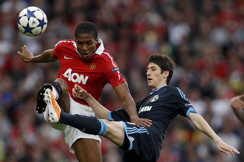 Antonio Valencia, autor del primer gol del United, lucha con Sergio Escudero.