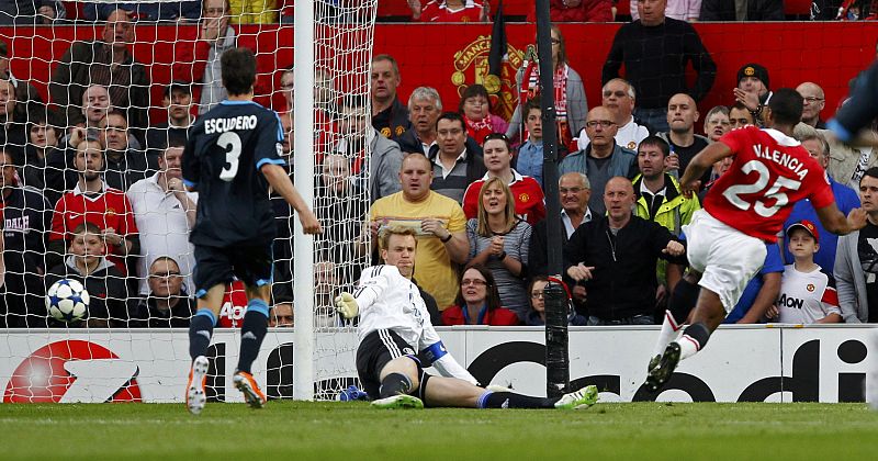 Valencia marca el primer gol ante el Schalke