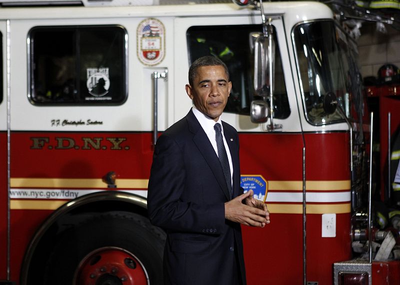 Obama junto al "vehículo 54, Escalera 4" el transporte que usaron los bomberos el 11-S