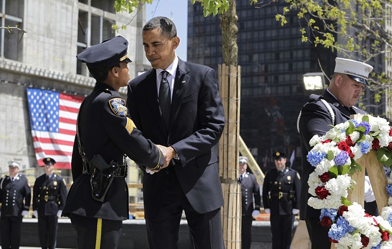 Obama saluda a un policía durante el homenaje