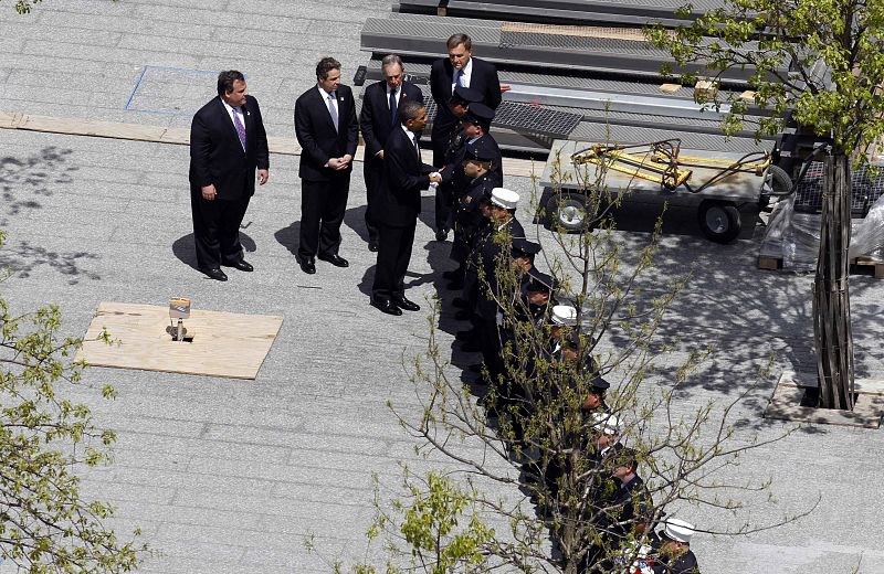 Obama saluda a los oficiales del cuerpo de policía en la Zona Cero