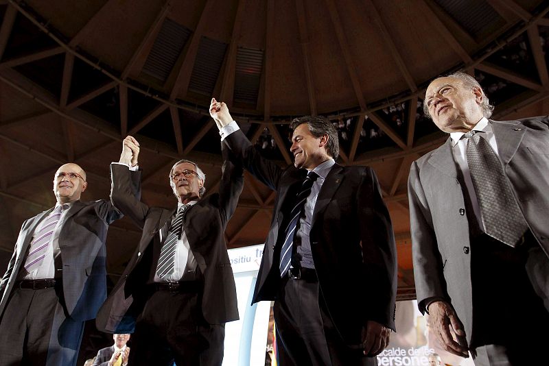 CiU ha dado el pistoletazo de salida del inicio de las elecciones municipales de Barcelona con el clásico enganche de carteles en el recién estrenado centro comercial las Arenas.