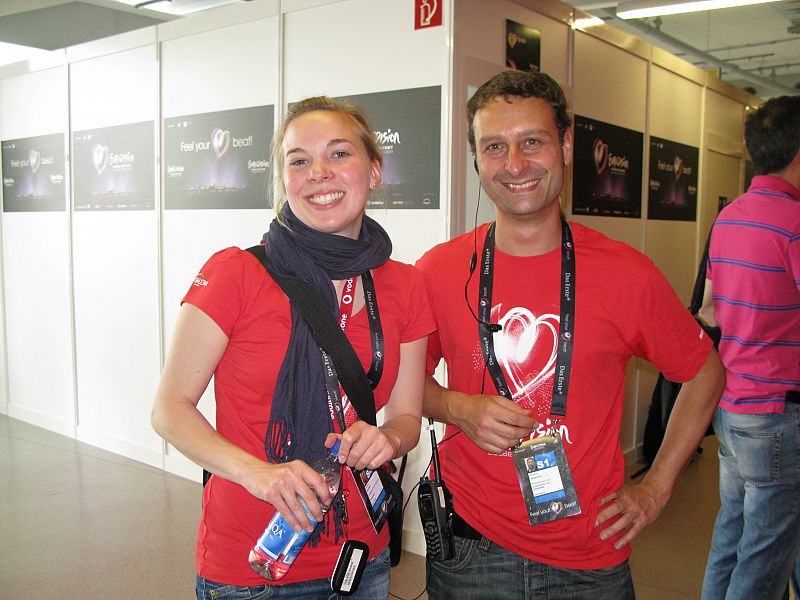 Anika y Nicolás, voluntarios de Eurovisión 2011 que acompañan a la delegación española