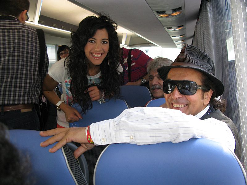 Antes de acudir al ensayo, la cantante ha podido charlar durante el trayecto del hotel al Düsseldorf Arena con Rafael Artesero, compositor de "Que me quiten lo bailao"