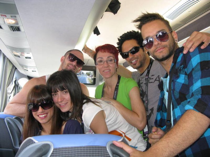  Antes de acudir al ensayo, la cantante ha podido charlar durante el trayecto del hotel al Düsseldorf Arena con Rafael Artesero, compositor de "Que me quiten lo bailao"